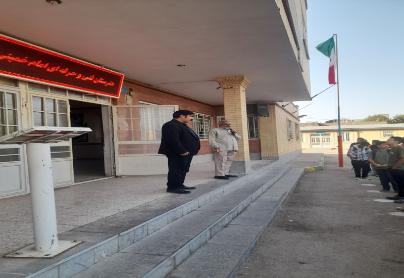 هنرستان آیت‌الله خمینی، هم‌نوا با یاد شهدا؛ آذین‌بندی هفته دفاع مقدس